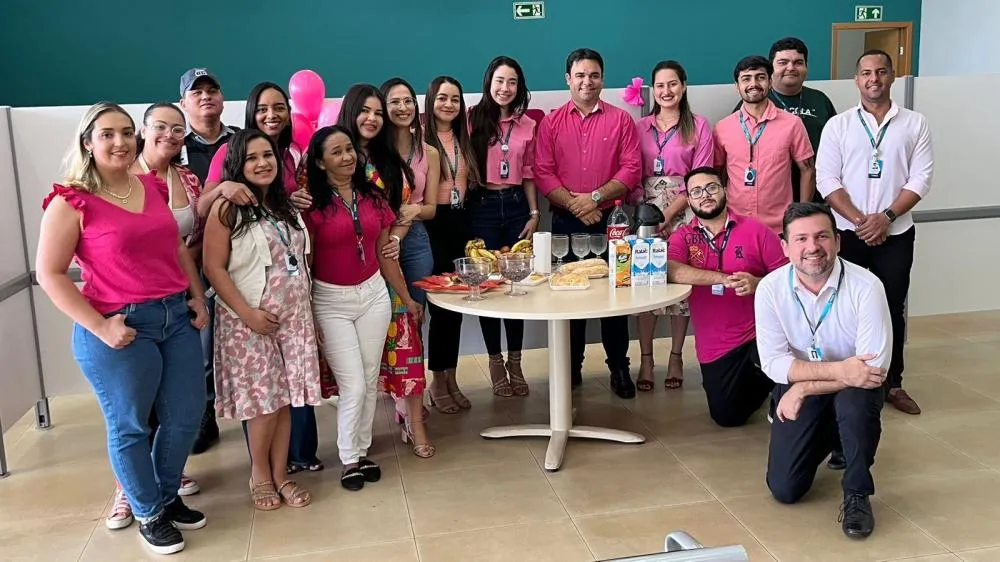Ação de conscientização sobre o Outubro Rosa é promovido em todas as agências do Sicoob Tocantins