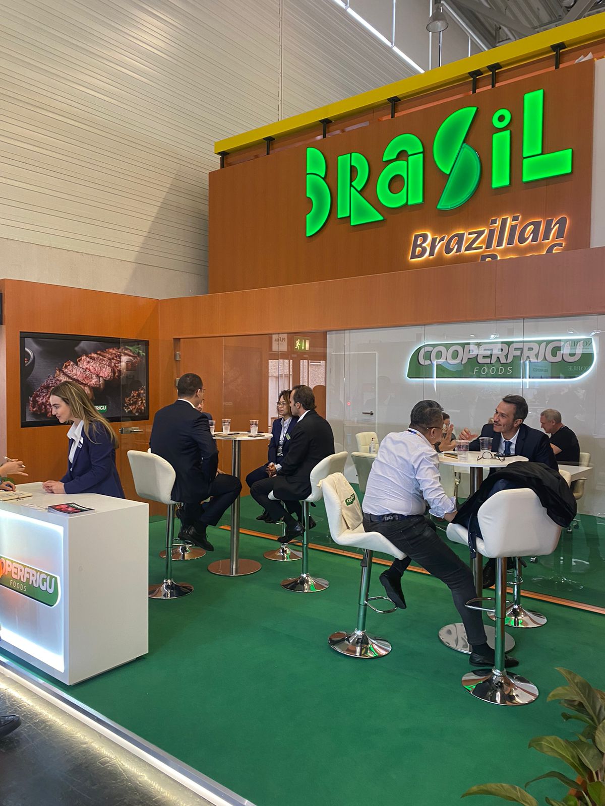 Com apoio do Sistema OCB/TO, Cooperfrigu marca presença na maior feira de alimentos do mundo