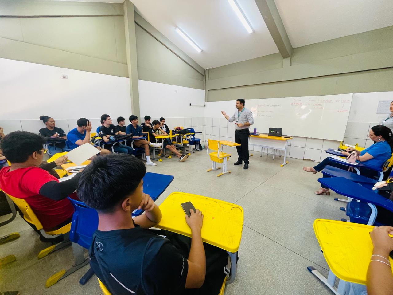 Cooperativa realiza palestra de Educação Financeira para alunos de Colégio Estadual, em Palmas